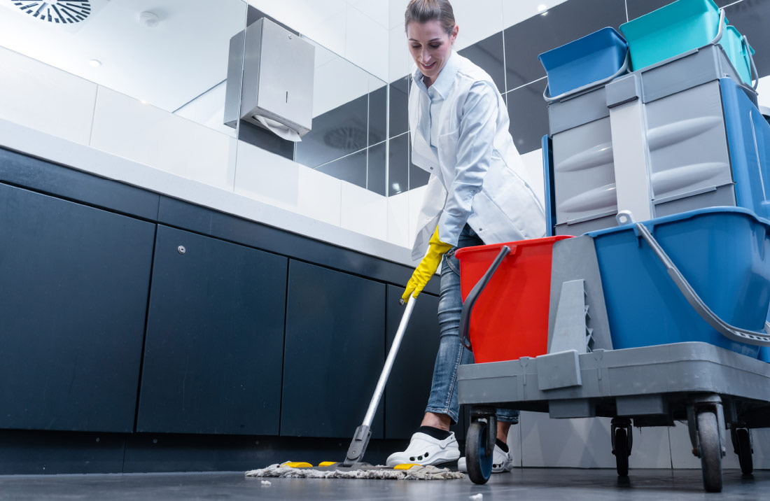 cleaning contractors in washroom